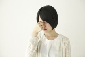 目を押える日本人女性　