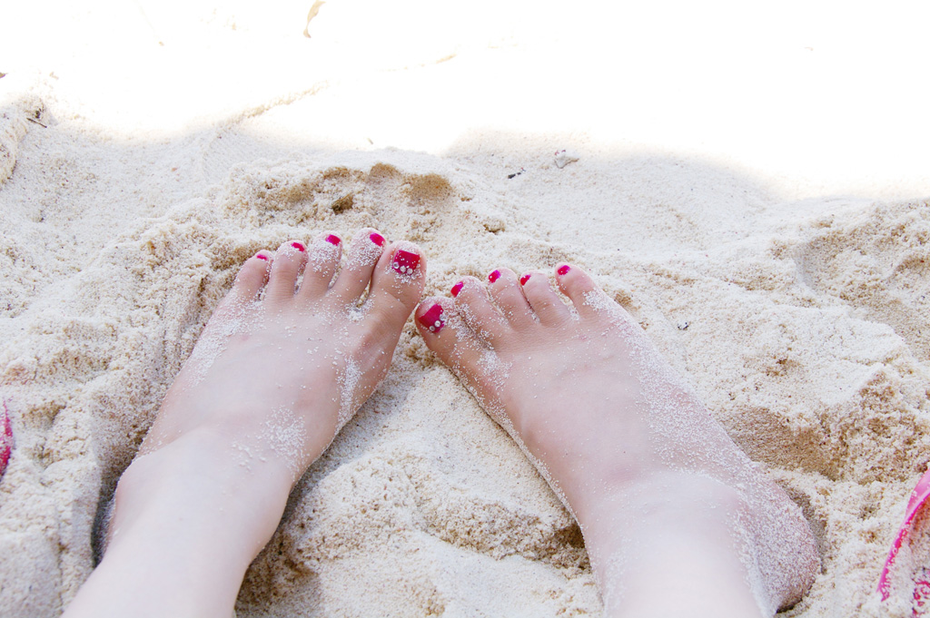 砂浜と女性の足